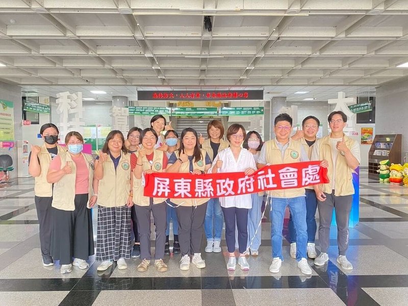 屏東縣政府社會處支援花蓮洪災災民關懷等服務,派遣社工前往光復鄉大進國小,7日上午社工們在屏東縣府大廳集結,準備出發前往花蓮。(屏東縣社會處提供)中央社記者黃郁菁傳真 114年10月7日