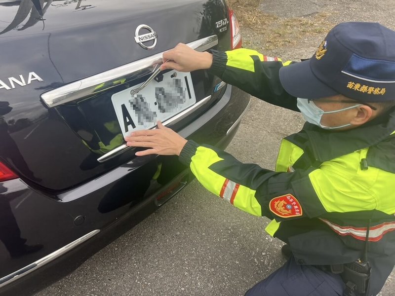 道路交通管理處罰條例第12條修正條文9月底上路，大幅提高偽造車牌相關罰則。苗栗縣警察局7日表示，因應新制已規劃多項取締作為，除加強重點路段路檢勤務及與監理機關資料串聯外，並運用大數據比對異常車牌，全力查緝假牌車輛。（苗栗縣警察局提供）中央社記者管瑞平傳真　114年10月7日