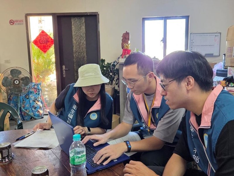 花蓮洪災慘重,衛生福利部社會救助及社工司7日晚間表示,配合「主動訪查、直接匯入」政策,已動員109人次進駐花蓮,派員逐戶訪查,協助確認受災事實與相關資料,讓災民在家即可完成慰助金領取事宜。(衛福部提供)中央社記者沈佩瑤傳真 114年10月7日