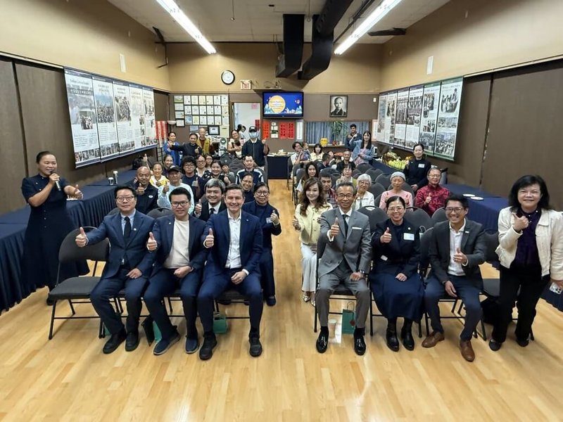 慈濟北多倫多人文學校舉辦華語文活動慶中秋，駐多倫多辦事處長梁毅鵬（前排右4）、多倫多僑教中心主任藍柏青（前排左1）、加拿大保守黨黨魁博勵治（前排左3）、國會議員何諾軒（前排左2）等多名加國政要與會。（駐多倫多僑教中心提供）中央社記者胡玉立多倫多傳真　114年10月7日