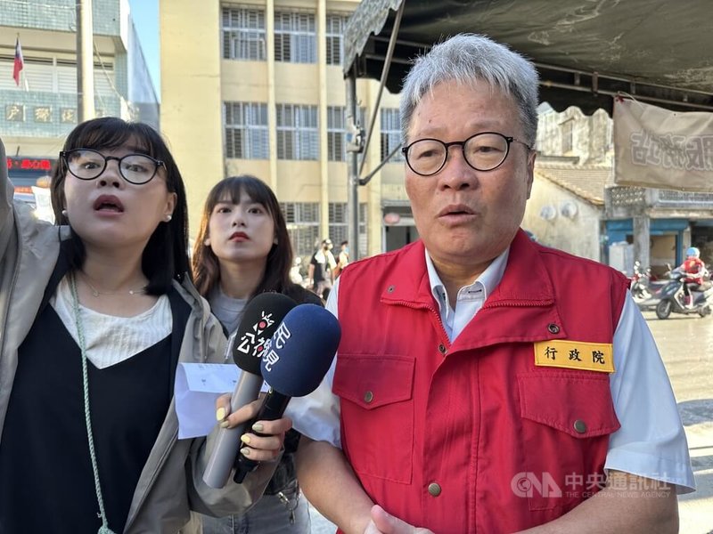 花蓮馬太鞍溪堰塞湖釀災,行政院7日啟動發放災後慰助金及一站式服務平台;政務委員陳金德(右)到花蓮光復鄉的服務平台關心作業流程,並接受媒體聯訪說明相關規則。中央社記者李先鳳攝 114年10月7日