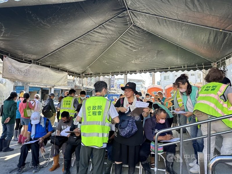 花蓮馬太鞍溪堰塞湖溢流釀災,行政院7日啟動發放災後慰助金;一早設在光復鄉的服務平台就有許多民眾排隊等候。中央社記者李先鳳攝 114年10月7日