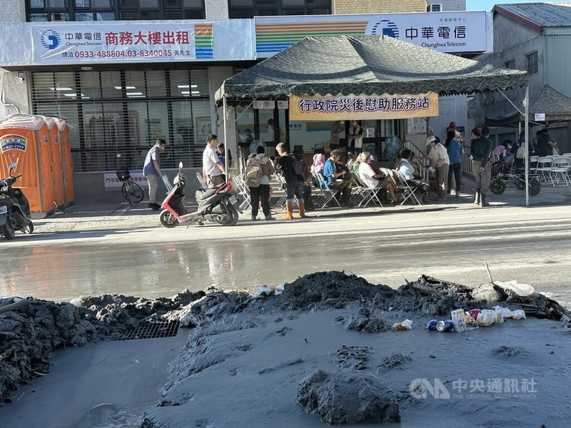 花蓮馬太鞍溪堰塞湖釀災，行政院7日啟動發放災後慰助金及一站式服務平台；圖為一早設置在光復鄉中華電信公司的災後慰助服務站就有民眾排隊等候。中央社記者李先鳳攝　114年10月7日