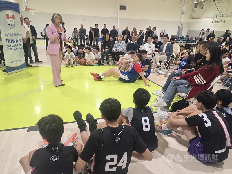 加拿大卑詩省列治文市市議員盧仙泳曾是奧運好手,今年5月到台灣參加世界壯年運動會,對台灣印象深刻,她在籃球賽開幕活動中向青少年分享競技體育對人生的正面影響。中央社記者程愛芬溫哥華攝 114年10月7日