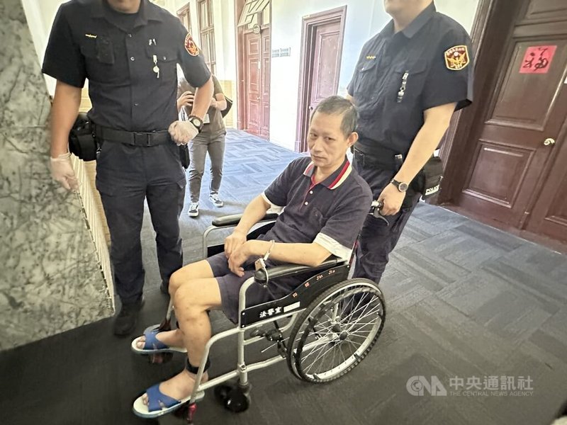 死囚之一犯下性侵殺人的「中山之狼」徐偉展（圖）聲請再審，7日在法警戒護下，坐著輪椅出庭。中央社記者劉世怡攝  114年10月7日