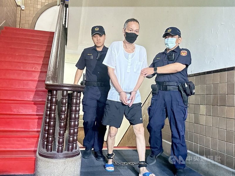 死囚之一縱火釀5死的林旺仁(中)聲請再審,7日在法警戒護下出庭。中央社記者劉世怡攝 114年10月7日