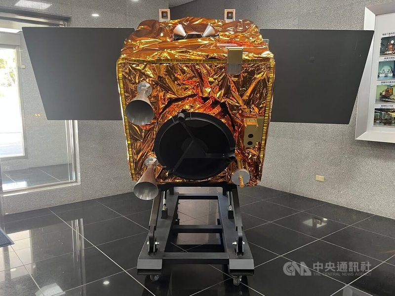 台灣首個自製光學遙測衛星星系「福衛八號」第1顆衛星「齊柏林衛星」7日起運,將運抵美國加州。國科會主委吳誠文表示,「齊柏林衛星」關鍵元件自製研發率達84%,通過所有檢測工作後,希望11月成功發射。圖為齊柏林衛星模型。中央社記者趙敏雅攝 114年10月7日
