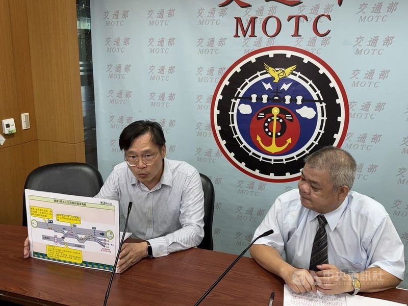 交通部高速公路局工務組科長李忠彥（左）7日表示，國道1號五股交流道增設北出匝道改善工程進入收尾階段，預計可於10月底前完工通車。中央社記者余曉涵攝　114年10月7日