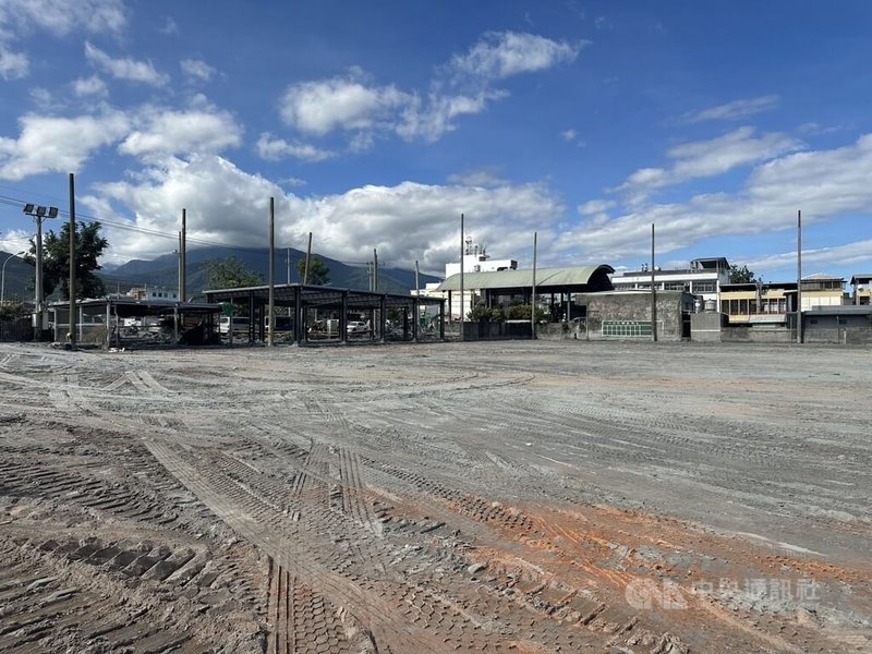 花蓮馬太鞍溪堰塞湖溢流重創光復鄉,光復國中校園多處受損,厚重土砂掩蓋整個紅土棒球場,球員球具也被水泡壞,棒球隊目前暫時採移地訓練。中央社記者李先鳳攝 114年10月7日