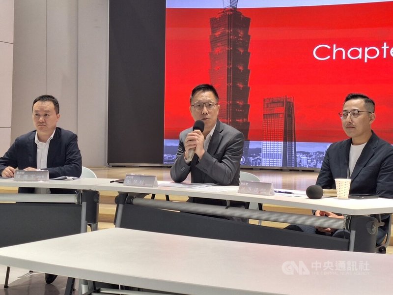 新美齊總經理紀榮村(中)7日表示,政府9月開出2項政策「水龍頭」,期盼後續有更多相關措施落實執行,讓市場回歸正常發展;若明年政策未再鬆綁,房市將持續是個案表現。中央社記者何秀玲攝 114年10月7日