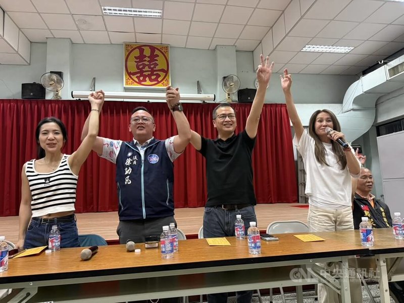 國民黨主席候選人羅智強（右2）7日晚間到苗栗出席頭份黨員座談會，強調會參選到底，同黨立委徐巧芯（左）、無黨籍立委高金素梅（右）等人到場力挺。中央社記者管瑞平攝　114年10月7日