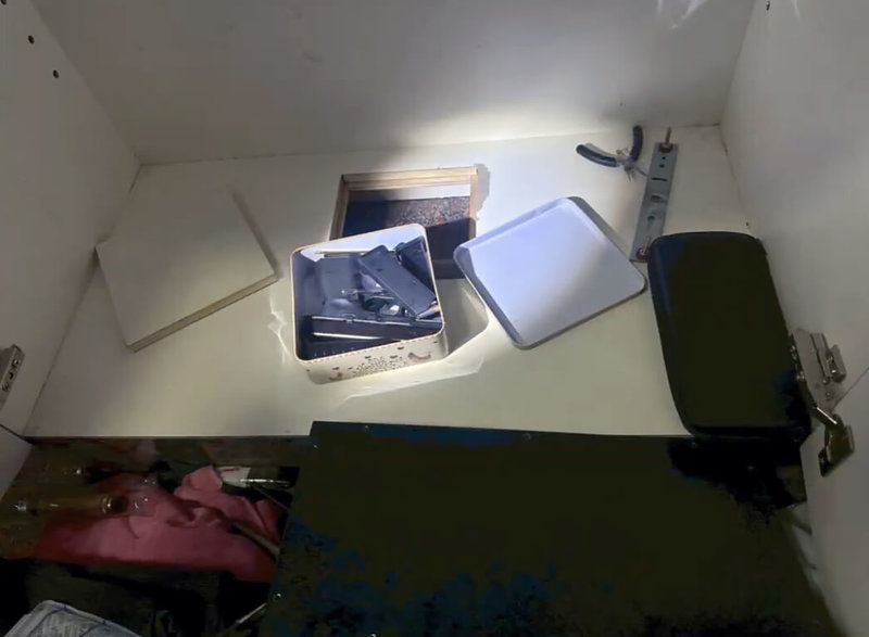 海巡署偵防分署彰化查緝隊掌握周姓男子隨身攜帶槍械，在彰化地方檢察署指揮下，專案小組經多日監控，於其租屋處查獲改造手槍、子彈及毒品，檢方將周男依涉犯槍砲彈藥刀械管制條例、毒品危害防制條例起訴。（海巡署提供）中央社記者鄭維真傳真　114年10月7日