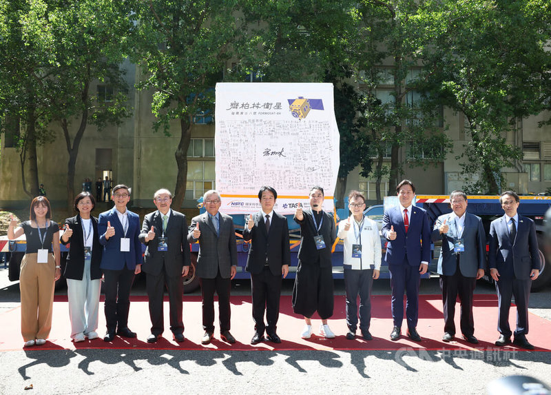「福衛八號」是台灣第1個自製的衛星星系，共有8顆光學遙測衛星，其中第1顆衛星啟運典禮7日在國家太空中心舉行，總統賴清德（中）、國科會主委吳誠文（左5）、民進黨立法院黨團總召柯建銘（左4）等人出席，見證台灣太空科技重要里程碑。中央社記者謝佳璋攝  114年10月7日