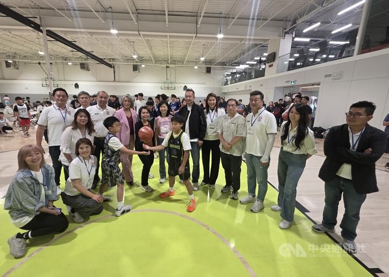 加拿大卑詩省台灣商會舉辦青少年籃球賽，百餘名跨族裔青少年參與，由駐溫哥華經濟文化辦事處處長劉立欣（正中穿黑衣者）舉行開球儀式。中央社記者程愛芬溫哥華攝　　114年10月7日