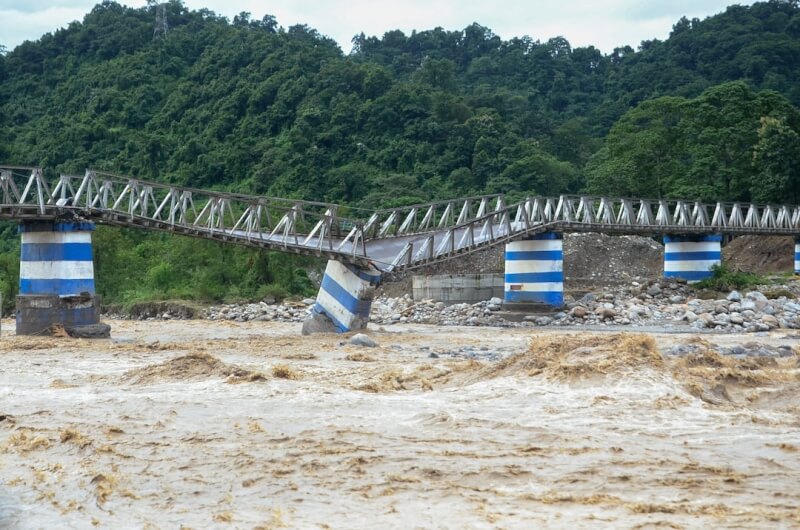 印度大吉嶺近日降下暴雨，引發致命土石流與水災。圖為橫跨巴拉森河的杜迪亞鐵橋嚴重受損。（路透社）