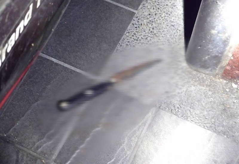 台北市警方6日深夜獲報萬華區有聚眾鬥毆、持刀殺人案，經查為買賣毒品糾紛相約談判，破局互毆釀1死，迅速逮5人送辦，圖為贓證物。（翻攝照片）中央社記者黃麗芸傳真  114年10月7日