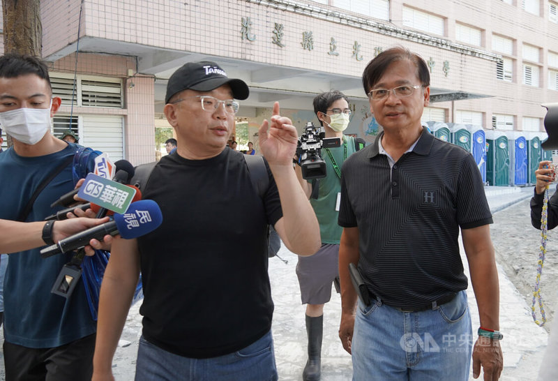花蓮馬太鞍溪堰塞湖溢流重創光復鄉，光復國中校園多處受損，中職會長蔡其昌（左2）7日到花蓮關切，宣布捐助光復國中新台幣40萬元、光復國小30萬元，另提供100副棒球手套盼助球隊訓練。前右為光復國中校長黃建榮。中央社記者李先鳳攝　114年10月7日