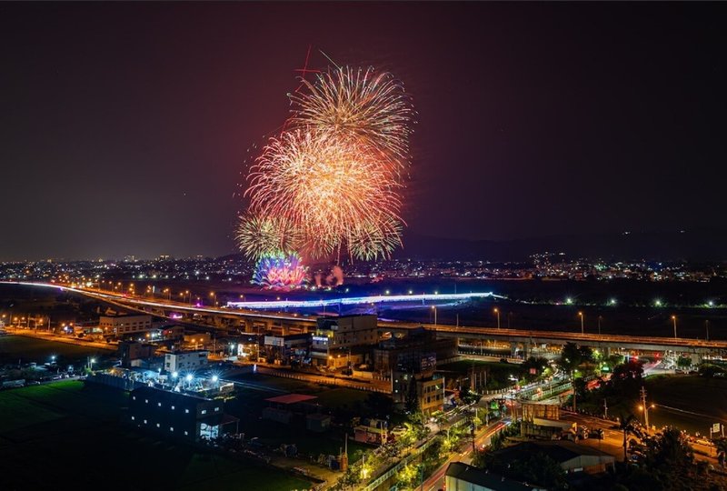 114年國慶焰火10日將在南投登場，南投縣長許淑華7日感謝鄉親配合在易經大學、旺來產業園區等高處觀賞點，或在自家頂樓欣賞，靠近焰火觀賞區留給外地遊客。圖為9月16日試放國慶焰火。（南投縣政府提供）中央社記者蕭博陽南投縣傳真  114年10月7日