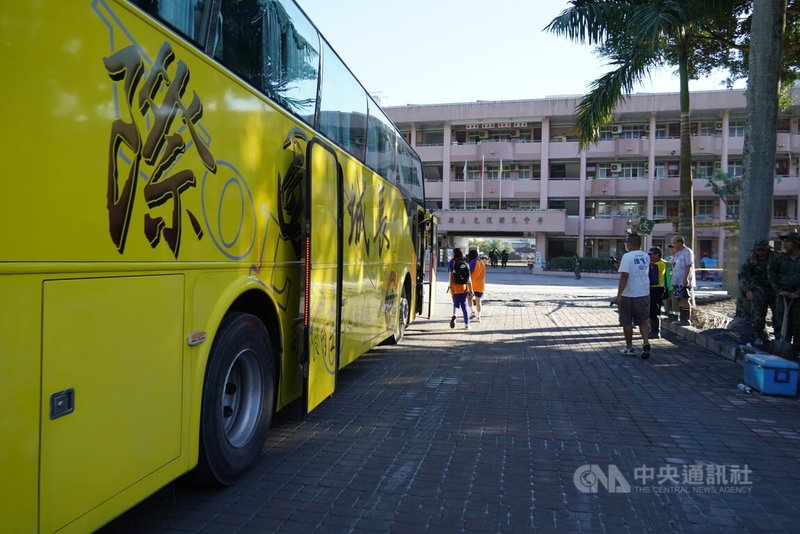 花蓮洪患釀災,光復鄉7所國中小學停課長達14天,隨搶災清淤暫告一段落,學校7日恢復實體上課。圖為光復國中因校車泡水,由大型巴士暫時替代,載送學生入校。中央社記者李先鳳攝 114年10月7日