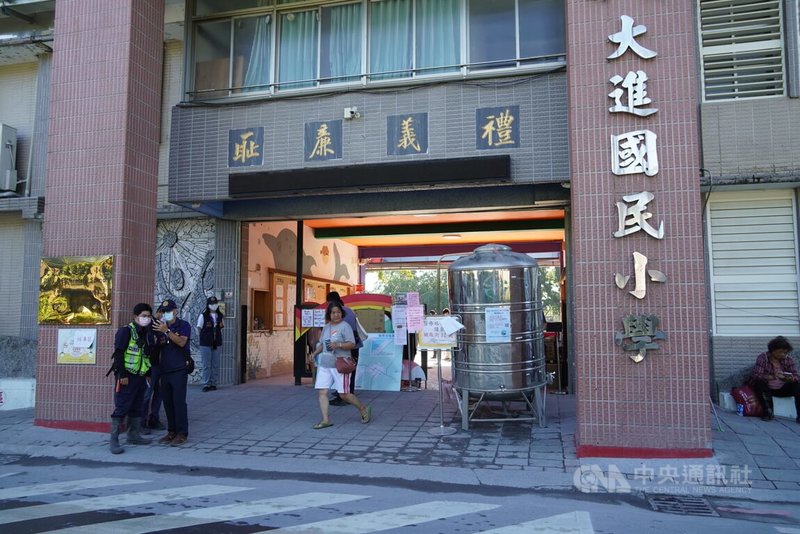 花蓮洪患釀災,光復鄉大進國小等7所國中小學停課長達14天,隨搶災清淤暫告一段落,學校7日恢復實體上課。中央社記者李先鳳攝 114年10月7日