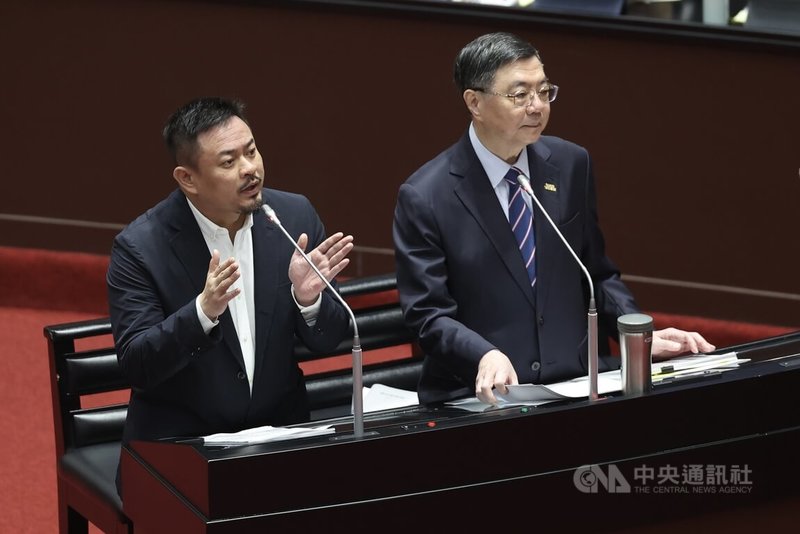 立委提案撥補勞保法制化、政府負最終支付責任。行政院長卓榮泰（右）說，這些政府都已在做，政府不會讓勞保倒。他認為條文應有彈性、「固定」撥補用字需再斟酌。勞動部長洪申翰（左）說，政府負勞保財務的最終支付責任，這是現在的政策，非常清楚、一以貫之。中央社記者吳家昇攝 114年10月7日