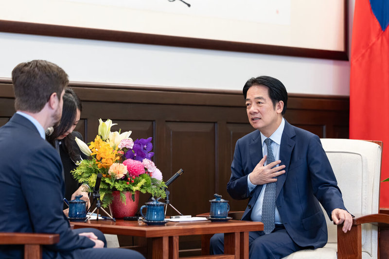 總統賴清德(右)接受美國廣播節目專訪時說,如果美國總統川普(Donald Trump)能夠讓習近平永遠放棄對台發動武力攻擊,川普必然是諾貝爾和平獎得主。(總統府提供)中央社記者溫貴香傳真 114年10月7日