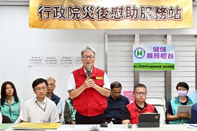 行政院7日下午舉行災後慰助服務站記者會，由政務委員陳金德（立者）說明災後慰助服務站啟動一站式服務相關作業。（中央災害應變中心前進協調所提供）中央社記者李先鳳傳真　114年10月7日