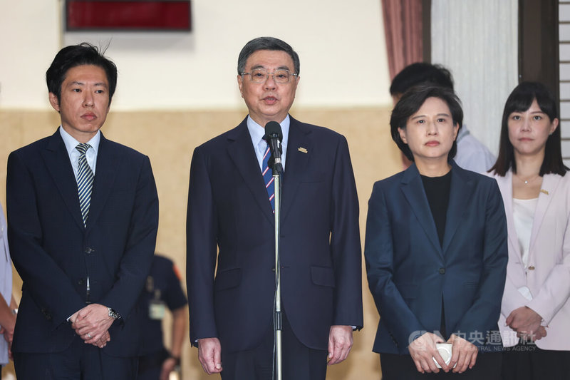 在野擬對115年中央政府總預算案提出復議；行政院長卓榮泰（左2）7日上午受訪表示，政府願積極提升全國民眾收入，也沒有忽視警消福利，希望能與立法院就此事做更多討論。左為行政院祕書長張惇涵、前右為行政院副院長鄭麗君。中央社記者吳家昇攝　114年10月7日