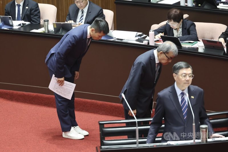 運動部長李洋(左)7日首度在立法院總質詢中備詢。圖為李洋登備詢台前向立法院副院長江啟臣致意。中央社記者吳家昇攝 114年10月7日
