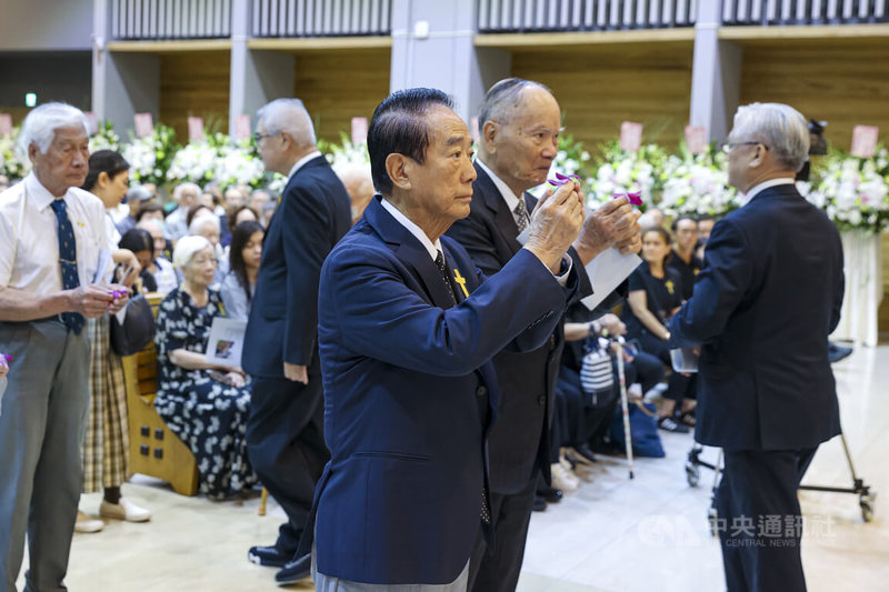 前外交部長程建人日前辭世,享壽86歲,7日在台北市懷愛館舉行安息禮拜,親民黨主席宋楚瑜(中)出席追思。中央社記者鄭清元攝 114年10月7日