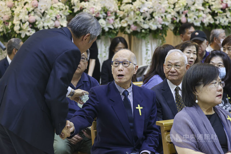 前外交部長程建人日前辭世,享壽86歲,7日在台北市懷愛館舉行安息禮拜,前國安會祕書長李大維(中)出席追思。中央社記者鄭清元攝 114年10月7日