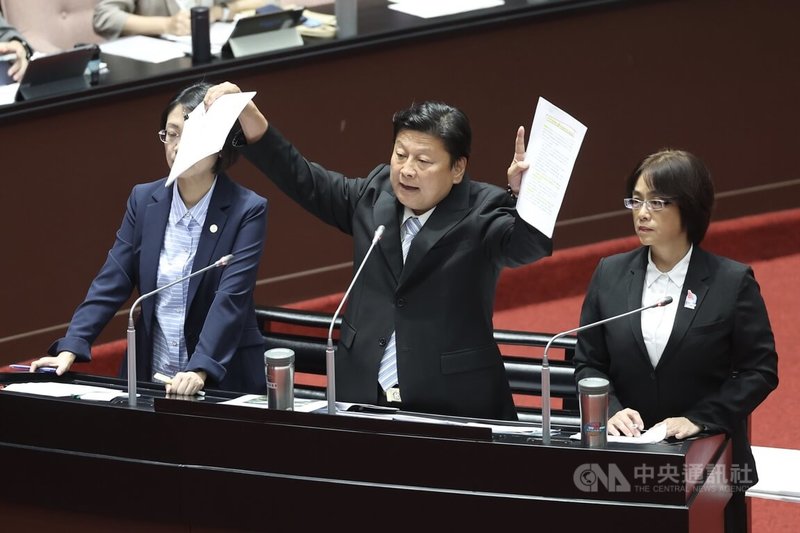 花蓮馬太鞍溪堰塞湖溢流釀災,國民黨立委傅崐萁(中)在質詢時,稱中央沒有撤離計畫。中央社記者吳家昇攝 114年10月7日