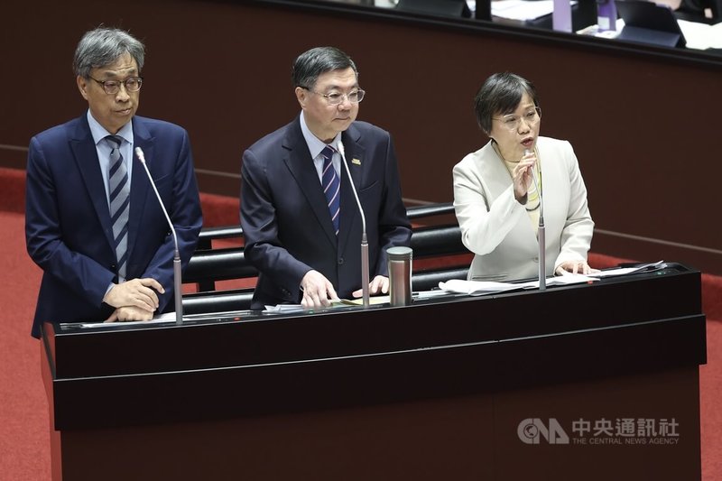 民眾黨立委林國成7日質詢時提及美濃「大峽谷」案,投影片上卻寫「邁瑩大峽谷」;內政部長劉世芳(右)表示,檢調正在處理,不要污名化高雄市長與立委。中為行政院長卓榮泰、左為農業部長陳駿季。中央社記者吳家昇攝 114年10月7日