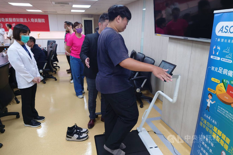 奇美醫院運動強化中心與產業界簽署合作，導入智慧足測系統，可透過分析足壓與步態，提供個人化健康建議，7日在簽約儀式中現場進行體驗實測。中央社記者楊思瑞台南攝　114年10月7日