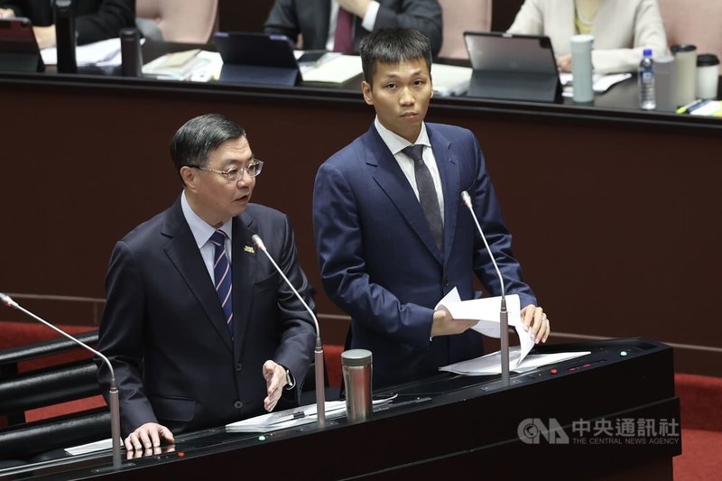 運動部長李洋（右）7日在立院答詢時指部部都是運動部。行政院長卓榮泰（左）說，李洋最大優點是來自體育界、實務界且沒包袱，他也不會給李洋任何包袱，盼讓其盡量發揮想像空間，用新觀念帶領運動部。中央社記者吳家昇攝　114年10月7日