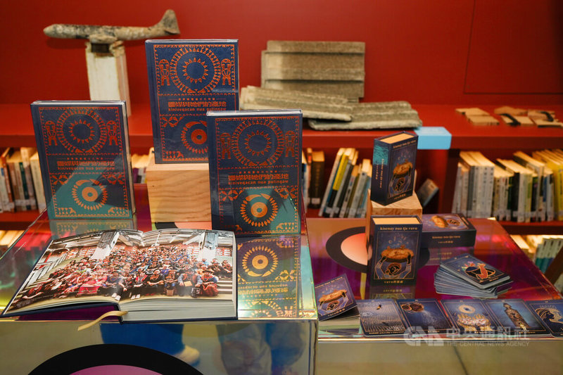 正在屏菸原民館展出的「靈媒與她們的產地：屏東縣靈媒文化特展」近尾聲，屏東縣政府7日發表特展專書，書中收錄44名靈媒的生命故事。中央社記者黃郁菁攝 114年10月7日