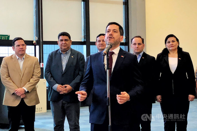 巴拉圭眾議院議長拉托雷(Raúl Latorre)(前)7日下午率團抵台訪問,拉托雷在桃園國際機場發表談話時表示,代表團來到台灣是珍視雙方友誼並參加雙十國慶,讚揚台灣的主權和自主性,巴拉圭將在全世界所有民主的戰場上捍衛它。中央社記者吳睿騏桃園機場攝 114年10月7日