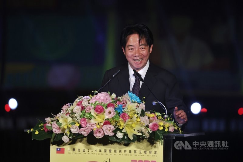 總統賴清德（圖）7日晚間在總統府前出席「不要轉台 馬上回來–中華民國114年國慶總統府建築光雕展演」點燈儀式，致詞時推崇人民自願前往花蓮救災的精神。中央社記者王飛華攝　114年10月7日