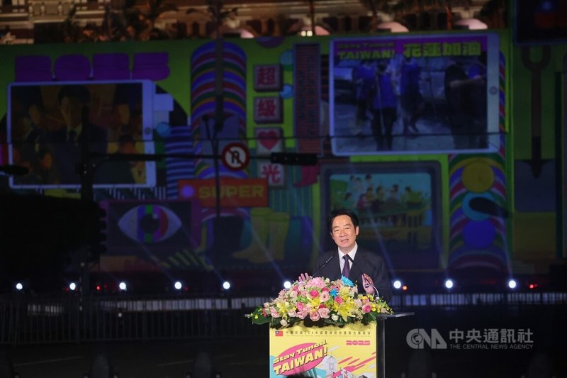 中華民國114年國慶總統府建築光雕展演7日晚間舉行點燈儀式,總統賴清德(圖)出席致詞時推崇民眾自願前往花蓮救災的精神,身後影像也投射出志工救災畫面。中央社記者王飛華攝 114年10月7日