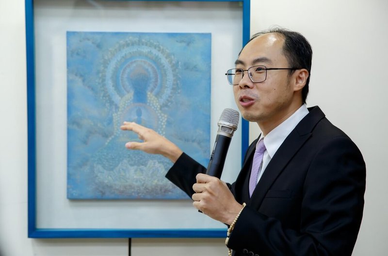 華梵大學佛教藝術系主任陳俊吉舉辦「全露法王身：陳俊吉膠彩佛畫個展」，將具宗教意象的佛畫與膠彩技法巧妙融合。（華梵提供）中央社記者許秩維傳真　114年10月7日