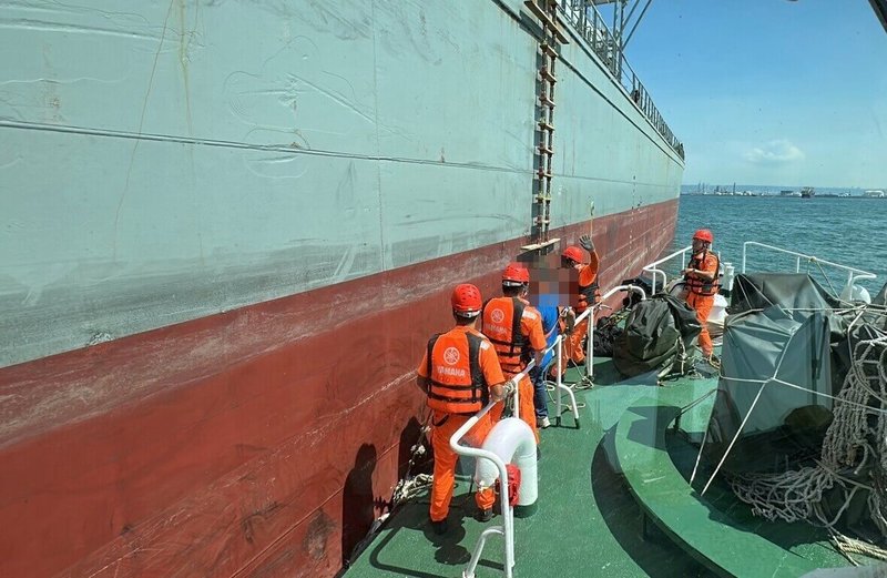 海巡署艦隊分署台中海巡隊7日獲報指一艘巴拿馬籍貨輪上有菲律賓籍男性船員疑似中風但意識清楚，需緊急就醫，海巡立刻調派艇艦前往救援，協助船員送醫救治。（民眾提供）中央社記者趙麗妍傳真　114年10月7日