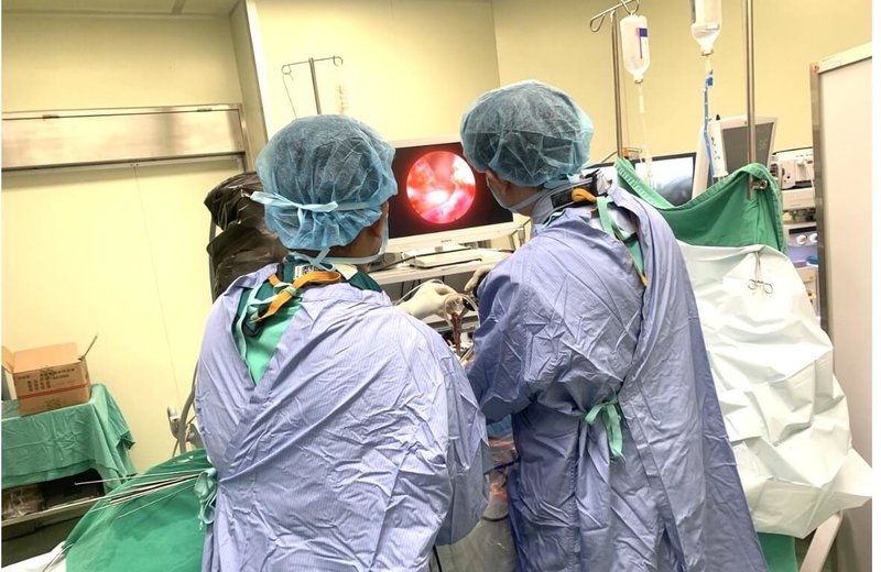 澎湖縣65歲王姓婦女長年遭受下背痛與坐骨神經痛困擾，衛福部立澎湖醫院近期為王婦實施微創脊椎內視鏡手術，順利為王女清除壓迫神經的病灶。（衛福部立澎湖醫院提供）中央社  114年10月7日