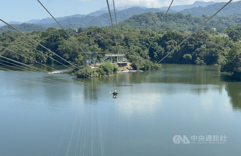 苗栗縣政府推動明德水庫水岸遊憩亮點計畫,在碼頭區打造高空滑索(圖)及空中自行車等設施,其中高空索道是觀光遊憩新嘗試,遊客將在高約6層樓處「飛越」湖面抵達對岸。中央社記者管瑞平攝 114年10月7日