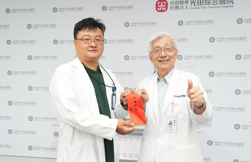 光田綜合醫院急診醫學部醫師高正國（左）自願投入花蓮縣馬太鞍溪堰塞湖溢流救災，院長王乃弘（右）贈紅包鼓勵肯定。（光田綜合醫院提供）中央社記者趙麗妍傳真　114年10月7日