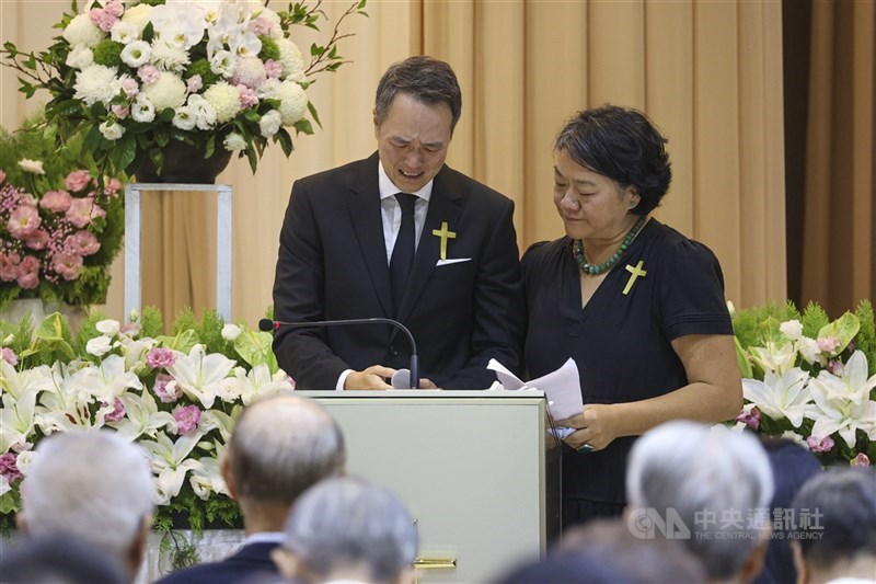 前外交部長程建人日前辭世,享壽86歲,7日在台北市懷愛館舉行安息禮拜,程建人兒子程維忱(左)在追思會上致詞緬懷先父,數次哽咽。 中央社記者鄭清元攝 114年10月7日