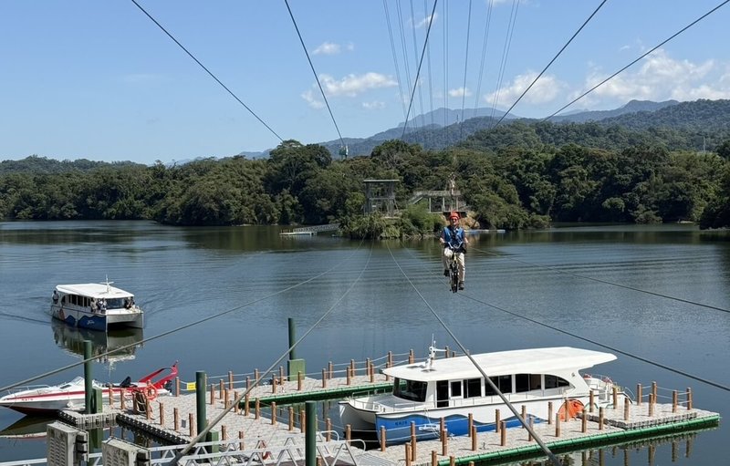 苗栗縣政府推動明德水庫水岸遊憩亮點計畫，其中碼頭區高空滑索及空中自行車（圖）等設施將提供遊客新穎、刺激新玩法，預計11月試營運。中央社記者管瑞平攝　114年10月7日