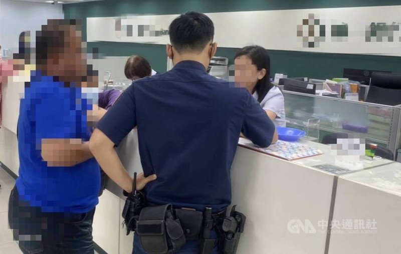 台中市陳姓男子（左）在網路認識自稱婚姻仲介的男子，對方稱可媒介外籍配偶，陳男日前到銀行欲匯款新台幣36萬元聘金與仲介費，行員察覺有異通報員警到場，勸說後成功阻詐。（翻攝照片）中央社記者蘇木春傳真　114年10月7日