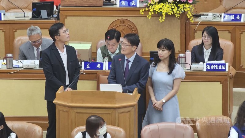 國民黨籍新北市議員陳偉杰7日在議會質詢時質疑淡海二期規劃進度太慢，城鄉局長黃國峰（前左）答詢表示，國土署預計民國115年開辦淡海二期公展。中央社記者王鴻國攝　114年10月7日
