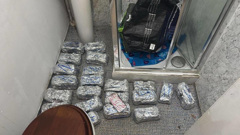 倫敦警方去年啟動英國歷來最大規模的手機竊盜打擊行動，近日破獲涉嫌竊盜和走私手機的跨國犯罪集團，一年僅是由英國走私至中國的被竊手機即逼近4萬支。圖為警方查獲以鋁箔包覆、有助阻絕追蹤訊號的手機贓物。（倫敦都會區警察局提供）中央社記者陳韻聿倫敦傳真　114年10月7日