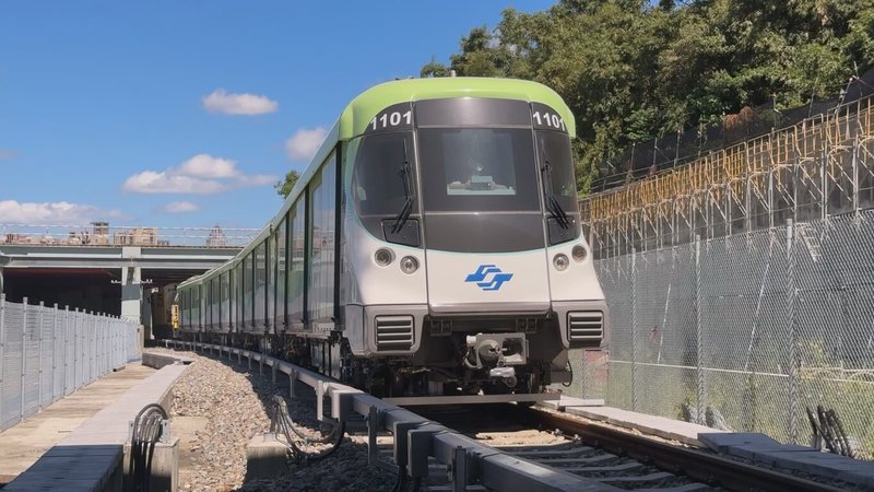 新北市長侯友宜7日視察捷運萬大中和線時表示，目前進度81.7%，預計2027年底完工通車。捷運局說，通車後從中和高中站到北市中正紀念堂，通勤只需14分鐘。圖為萬大中和線列車進行測試。（新北市捷運局提供）中央社記者曹亞沿傳真  114年10月7日